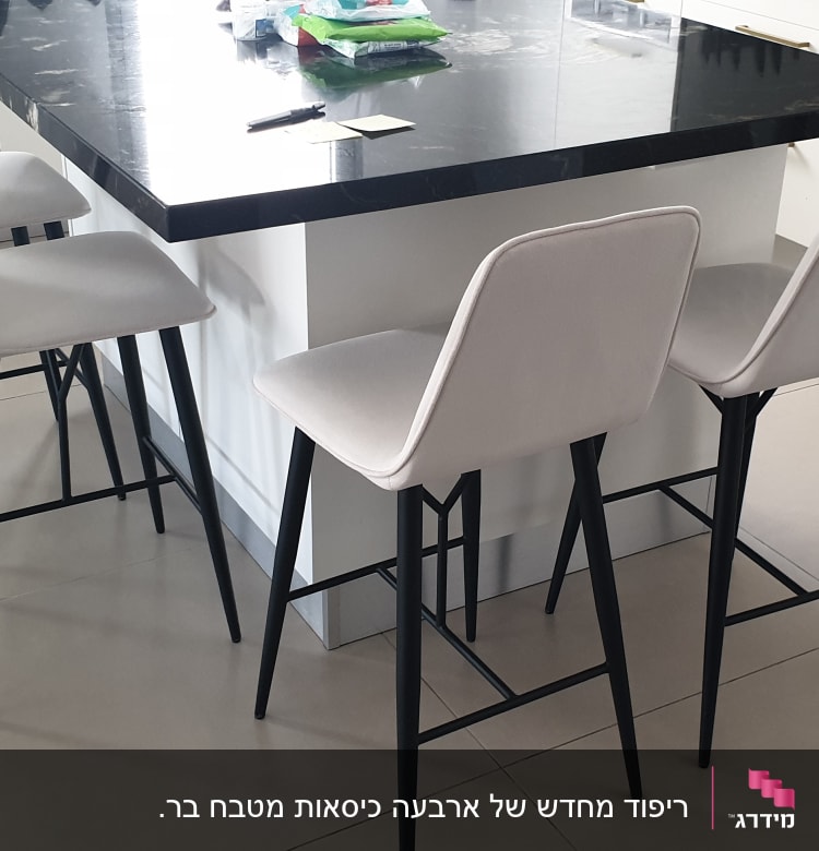 כיסאות מרופדים ליד שולחן מטבח שחור